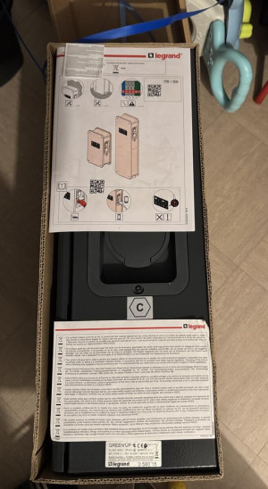 Legrand Borne 2 ve triphasée green'up premium avec protection 22kw mode 2 et 3 métal