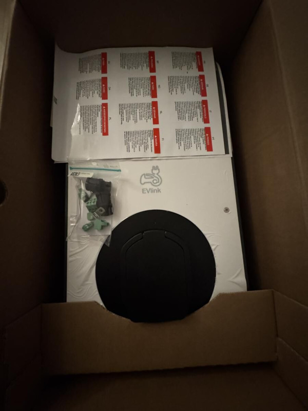 Borne de recharge EVlink Pro AC Schneider - Triphasé - 1 Prise T2S - 22kW - IP55 - Inter différentiel Asi inclus