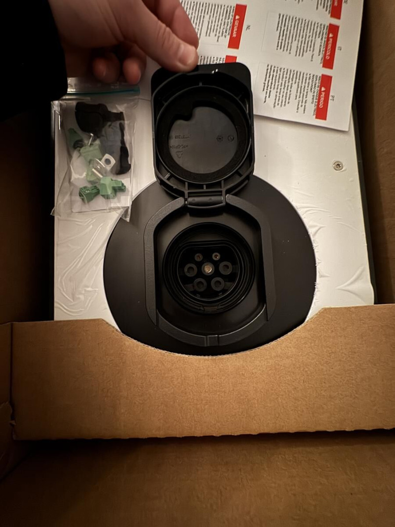 Borne de recharge EVlink Pro AC Schneider - Triphasé - 1 Prise T2S - 22kW - IP55 - Inter différentiel Asi inclus