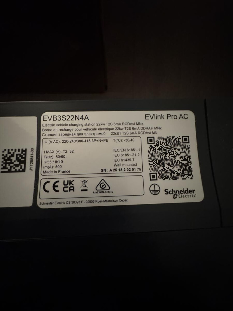 Borne de recharge EVlink Pro AC Schneider - Triphasé - 1 Prise T2S - 22kW - IP55 - Inter différentiel Asi inclus