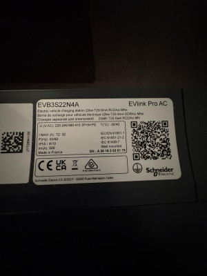 Borne de recharge EVlink Pro AC Schneider - Triphasé - 1 Prise T2S - 22kW - IP55 - Inter différentiel Asi inclus