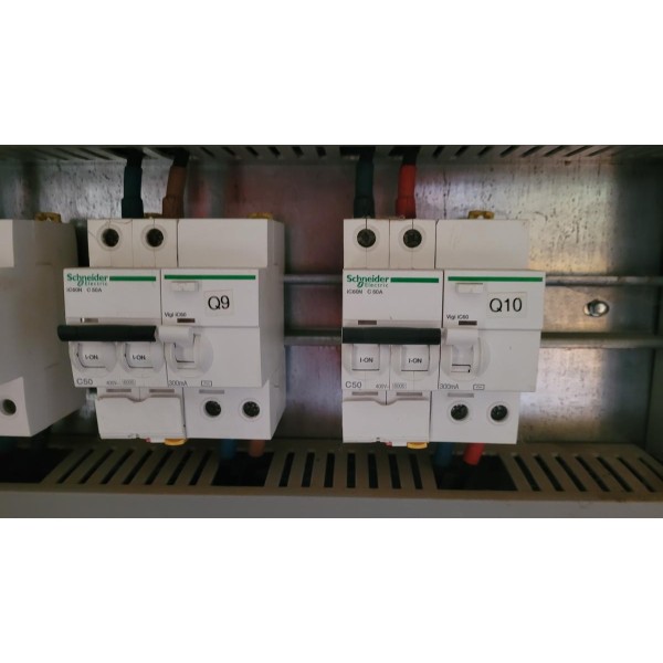 Disjoncteur Schneider iC60N C50A + bloc vigi iC60 300mA