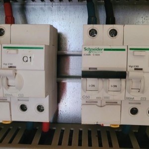 Disjoncteur Schneider iC60N C50A + bloc vigi iC60 300mA