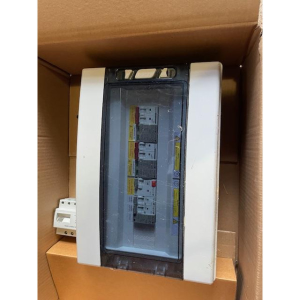 Onduleur SMA Sunny boy 6.0 6000 watt AC et son coffret de protection photovoltaïque