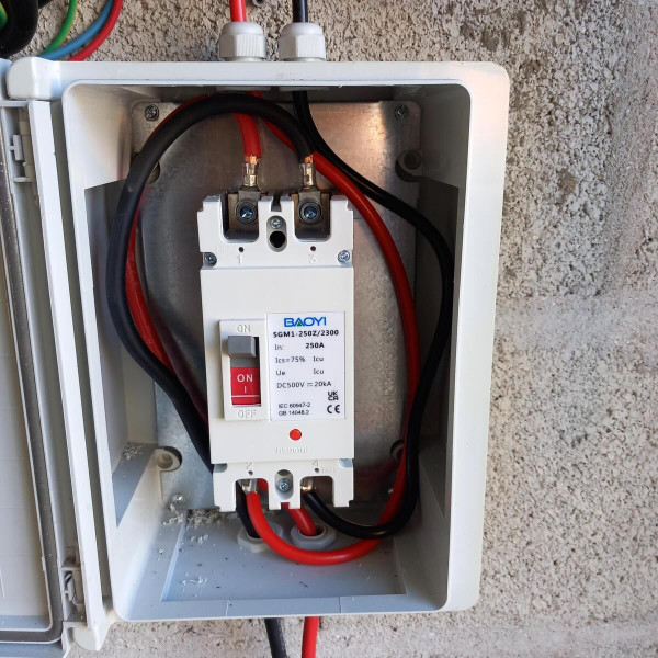 Tableau solaire et dijoncteur