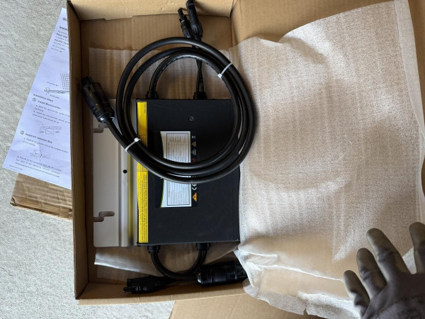 Micro onduleurs Hoymiles 600w 2 Entre Neufs 3 boites de 5