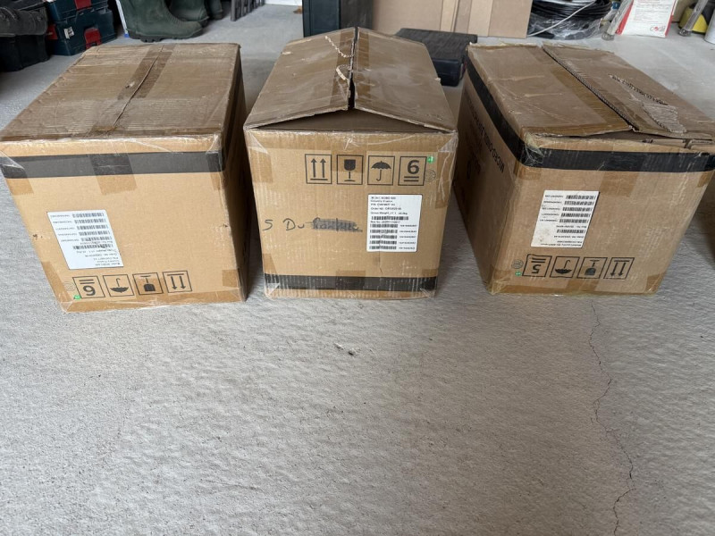 Micro onduleurs Hoymiles 600w 2 Entre Neufs 3 boites de 5